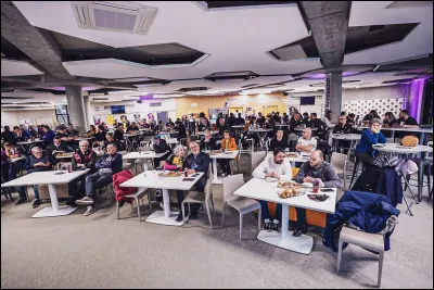 Quel mot d&eacute;signe un b&acirc;timent dans lequel les membres d'un club sportif ou d'un gentlemen's club se retrouvent ?