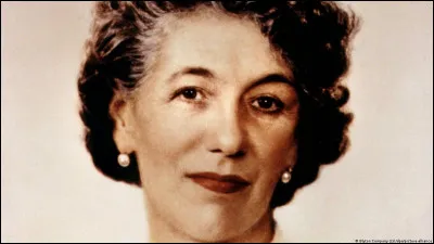 Qui est cette romanci&egrave;re, auteur de la s&eacute;rie ''Le Club des cinq'' ?