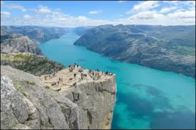 Dans quelle r&eacute;gion de la Norv&egrave;ge se trouve la c&eacute;l&egrave;bre "falaise" de Preikestolen, l�un des points de vue naturels les plus connus du pays ?