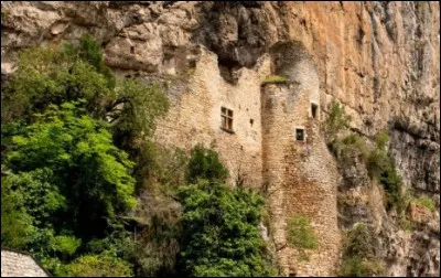 Sur quelle commune verra-t-on des habitations creus&eacute;es dans la roche ?
