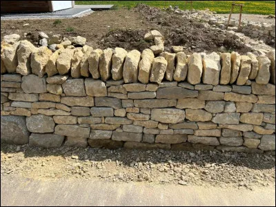 Beaucoup de propri&eacute;t&eacute;s et nombre de s&eacute;parations de parcelles, y compris dans les espaces bois&eacute;s, sont en pierres s&egrave;ches.Quel nom portent ces murets ?