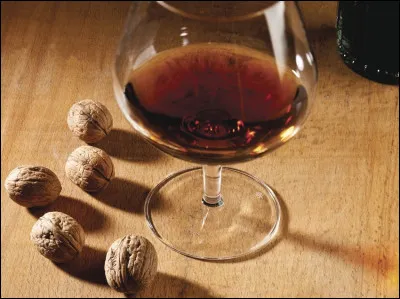 Que donne le m&eacute;lange d'eau-de-vie de prune et mo&ucirc;t de raisins frais ?