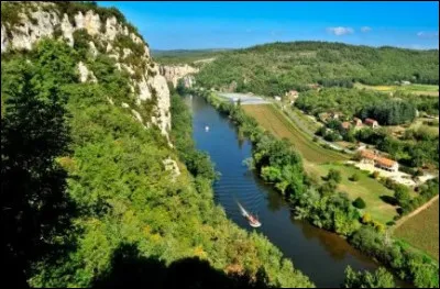 La Dordogne est un fleuve embl&egrave;me passant dans le d&eacute;partement du Lot.