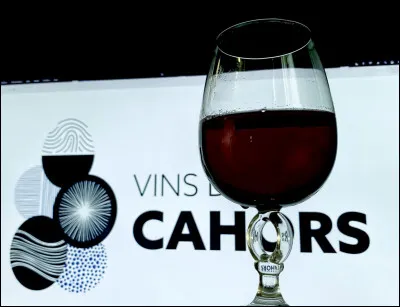 Un petit verre ? alors levons le coude : Le vin de Cahors est principalement &eacute;labor&eacute; &agrave; partir du c&eacute;page...