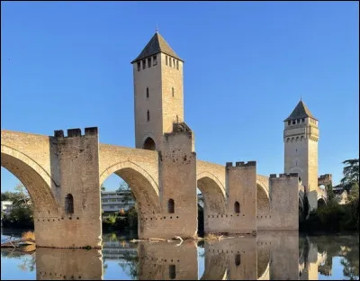 Quel pont m&eacute;di&eacute;val enjambe le Lot ?