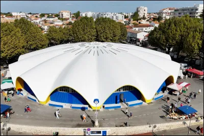 Dans quelle ville charentaise, le march&eacute; central construit en 1956 et class&eacute; monument historique en 2003, est-il une prouesse architecturale et technique ?