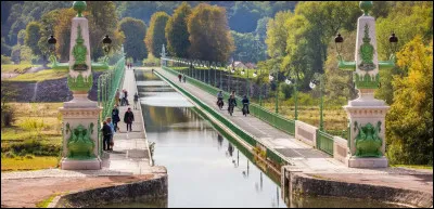 Quelle petite ville des bords de Loire est c&eacute;l&egrave;bre pour son pont-canal, ouvrage d'art remarquable construit par l'entreprise Eiffel ?