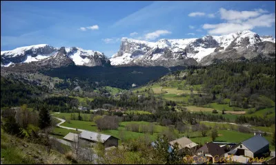 Entre les Alpes du Nord et les Alpes du Sud, cet endroit situ&eacute; dans un gigantesque cirque poss&egrave;de le plus grand &eacute;boulis d'Europe. C'est...