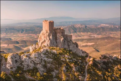 Cette forteresse royale domine les Corbi&egrave;res &agrave; plus de 700m d'altitude. Bastion de la r&eacute;sistance cathare, puis citadelle fronti&egrave;re de la France. C'est...