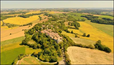 Quelle est cette r&eacute;gion vallonn&eacute;e situ&eacute;e entre les coteaux gascons et la vall&eacute;e de la Garonne parsem&eacute;e de petits villages de caract&egrave;re ?