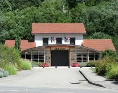 Aujourd'hui, notre balade d&eacute;marre devant la mairie de Chazey-Bons. Commune de l'arrondissement de Belley, elle se situe dans le d&eacute;partement ...