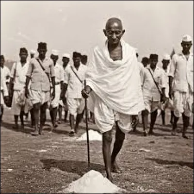 Quel est le nom de cette marche de d&eacute;sob&eacute;issance civile et pacifique men&eacute; par Gandhi ?