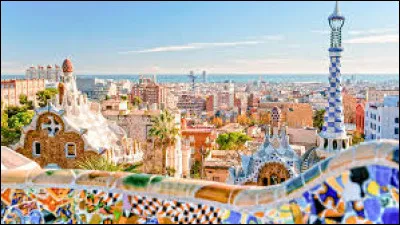 Dans quelle ville se trouve le c&eacute;l&egrave;bre parc "G&uuml;ell", �uvre embl&eacute;matique d�Antoni Gaud&iacute; ?
