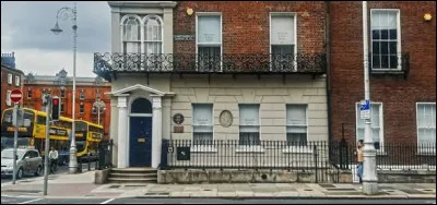 Dans quelle ville est-il n&eacute; en 1854 ?