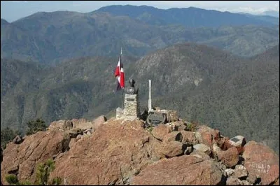Quel sommet, tirant son nom d'un h&eacute;ros de l'ind&eacute;pendance de la R&eacute;publique dominicaine, est le point culminant des Antilles ?