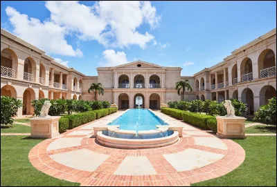 &Agrave; quel pays l'&icirc;le Moustique, r&eacute;put&eacute;e pour ses luxueuses villas, appartient-elle ?