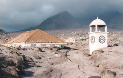Quel volcan, homonyme d'un volcan fran&ccedil;ais, a rendu inhabitable plus de la moiti&eacute; de l'&icirc;le de Montserrat &agrave; la suite de son &eacute;ruption en 1997 ?