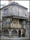 Perche sur un peron au confluent de l'Yonne et du Beuvron, cette petite ville aux rues troites et sinueuses et aux toits de tuiles brun-rouge est une ancienne plaque tournante du flottage du bois.