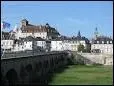 Occupant une le rocheuse de la Loire, la ville s'tale au pied d'une butte o se dressait jadis le chteau des comtes de Nevers. Tout prs, La Machine et son Muse de la Mine.