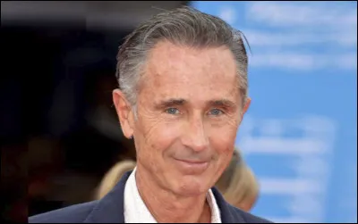 Et lui, avec son humour classique, qui est-ce ?