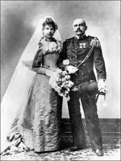 Le 11 juillet 1895, &agrave; l'&acirc;ge de 18 ans, elle se marie avec un officier de la marine n&eacute;erlandaise de dix-neuf ans son a&icirc;n&eacute;, Rudolph MacLeod. Elle suit alors son mari pour vivre dans un pays asiatique. Lequel ?