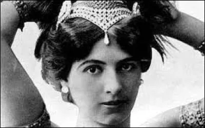 En janvier 1917, elle tente de s&eacute;duire l�attach&eacute; militaire allemand &agrave; Madrid et se fait passer pour une espionne allemande. Quel nom de code se donne-t-elle ?