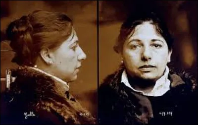 Ce dernier transmet un message &agrave; Berlin pour se renseigner sur l�espionne, soi-disant allemande, H-21. Malheureusement, le message est intercept&eacute; par les services secrets fran&ccedil;ais. Facilement identifi&eacute;e, elle est arr&ecirc;t&eacute;e le 13 f&eacute;vrier 1917 par le capitaine Pierre Bouchardon. Accus&eacute;e d�espionnage au profit de l�Allemagne, quel &eacute;l&eacute;ment a contribu&eacute; &agrave; renforcer les soup&ccedil;ons contre elle ?