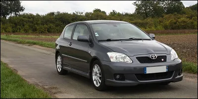 Beaucoup moins connue que ses rivales, cette voiture avait la r&eacute;putation d'avoir un moteur si fiable qu'il a m&ecirc;me &eacute;t&eacute; mont&eacute; dans de petites sportives britanniques. Saurez-vous me donner le nom de ce mod&egrave;le ?