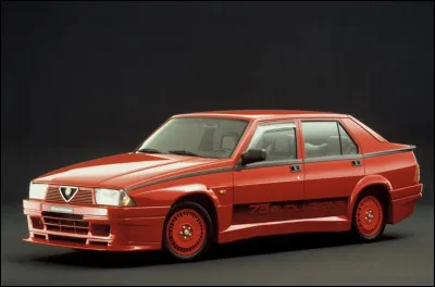 Produite en exemplaires limit&eacute;es, cette voiture &eacute;tait la r&eacute;ponse aux contraintes d'homologation des championnats de voitures de tourisme et plus sp&eacute;cifiquement celles du Groupe A. Comment s'appelle cette voiture ?