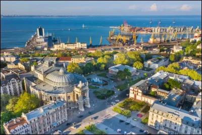 Par quelle mer la ville d'Odessa est-elle bord&eacute;e ?