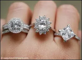 De par la tradition, &agrave; quel doigt porte-t-on une bague de fian&ccedil;ailles ?