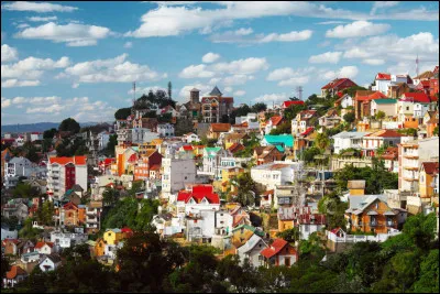 De par sa superficie quelle place occupe Madagascar, parmi les &icirc;les, au niveau mondial ?