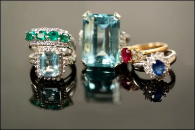 Quelle pierre est toujours de couleur bleue ?