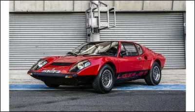 Baptis&eacute;e en hommage &agrave; un pilote fran&ccedil;ais disparu tragiquement, cette voiture est le premier mod&egrave;le de route de la marque &agrave; porter ses initiales. Lanc&eacute;e au d&eacute;but des ann&eacute;es 1970, elle perp&eacute;tue une tradition qui dure encore aujourd'hui chez ce constructeur. Quel est le nom de cette voiture ?