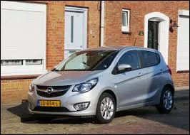 Oubli&eacute;e dans les m&eacute;andres de l'histoire automobile, cette citadine aux ambitions sobres n'a pas connu la m&ecirc;me carri&egrave;re que les autres mod&egrave;les de la marque. Retir&eacute;e pr&eacute;matur&eacute;ment du catalogue, elle a laiss&eacute; un vide sur le march&eacute; des v&eacute;hicules accessibles aux budgets limit&eacute;s. Comment s'appelle cette voiture ?