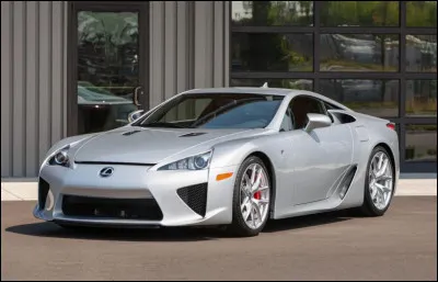 L'histoire de ce mod&egrave;le raconte que son moteur est issu de la Formule 1, que son syst&egrave;me d'&eacute;chappement a &eacute;t&eacute; con&ccedil;u comme une �uvre musicale et que chaque exemplaire produit repr&eacute;sentait un v&eacute;ritable gouffre financier pour la marque. Quelle voiture correspond &agrave; cette description ?