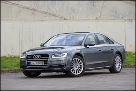 Lorsqu'il s'agit d'acqu&eacute;rir un v&eacute;hicule statutaire pour de hautes fonctions, le m&ecirc;me trio de berlines est syst&eacute;matiquement cit&eacute;. Parmi ces r&eacute;f&eacute;rences incontournables figure le mod&egrave;le illustr&eacute; ici. Pouvez-vous me donner son nom ?