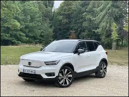 Pens&eacute; pour un usage quotidien, ce SUV fait partie de la r&eacute;volution &eacute;lectrique du constructeur de G&ouml;teborg. Fid&egrave;le &agrave; sa r&eacute;putation en mati&egrave;re de s&eacute;curit&eacute;, l'ergonomie &agrave; bord a ici &eacute;t&eacute; repens&eacute;e pour profiter &agrave; l'ensemble des passagers et non plus seulement au confort du conducteur. Comment s'appelle ce SUV ?