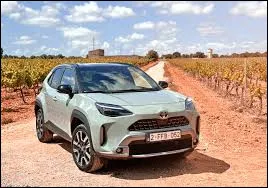 Depuis son lancement en 2021, ce petit SUV a su conqu&eacute;rir le c�ur des consommateurs. Alliant un gabarit compact &agrave; une motorisation hybride perfectionn&eacute;e depuis les ann&eacute;es 1990, ces crit&egrave;res rationnels ont sans doute &eacute;t&eacute; des facteurs d&eacute;terminants lors de l'achat. Saurez-vous me donner son nom ?
