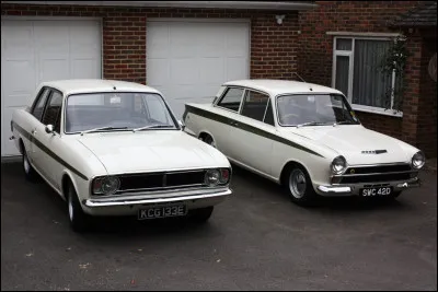 Fruit de l'alliance entre le g&eacute;nie d'un ancien ing&eacute;nieur de la Royal Air Force et le savoir-faire industriel britannique, ces berlines se sont r&eacute;v&eacute;l&eacute;es &ecirc;tre des rivales redoutables face &agrave; des concurrentes pourtant plus puissantes. Quel est le nom de ces voitures ?