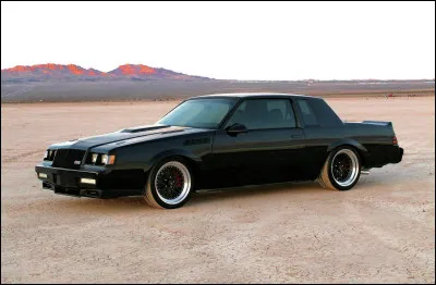 Enti&egrave;rement peinte en noir, cette voiture au style carr&eacute; des ann&eacute;es 1980 rappelle les v&eacute;hicules des forces de l'ordre ou ceux des m&eacute;chants de cin&eacute;ma. &Agrave; sa sortie, elle terrassait les gros V8, &eacute;touff&eacute;s gr&acirc;ce &agrave; son V6 turbocompress&eacute;. Comment s'appelle cette voiture ?