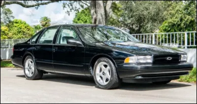 Malgr&eacute; un nom sugg&eacute;rant des performances d&eacute;concertantes, son gabarit imposant et son &eacute;poque de conception prouvent le contraire. Saurez-vous nommer cette voiture ?