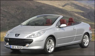 Parmi les pires voitures de rallye, un constructeur a un jour pris le pari de choisir un cabriolet comme base de travail. La voici sous vos yeux ! Quel nom porte cette voiture ?