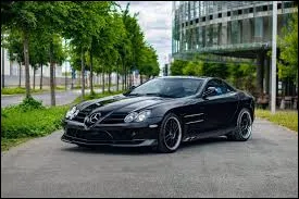 Cette voiture est n&eacute;e d'une conception aux ambitions antinomiques. Entre les aspirations d'une sportive radicale et la volont&eacute; de s&eacute;duire un public fortun&eacute; mais vieillissant, le r&eacute;sultat final a donn&eacute; naissance &agrave; ce mod&egrave;le singulier. Quel nom porte-t-elle ?