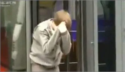 Dans quel hôtel Justin se prend-il une porte vitrée en pleine figure ?