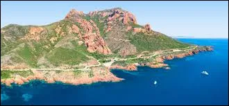 Quel massif montagneux s&eacute;pare la Provence de la C&ocirc;te d�Azur et influence le climat local ?