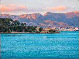 Quelle ville est appel&eacute;e la cit&eacute; Phoc&eacute;enne ?