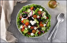 Quel fromage est utilis&eacute; dans la salade grecque classique ?