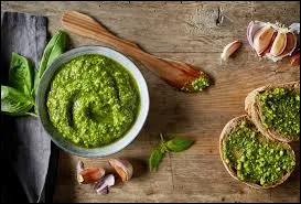 Quelle herbe aromatique est la base du pesto ?