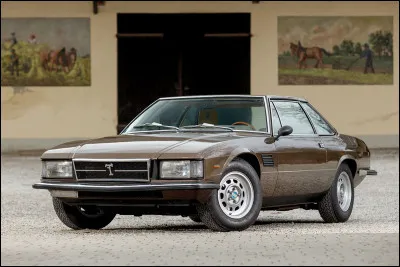 Si ce nom &eacute;voque imm&eacute;diatement une c&eacute;l&egrave;bre maroquinerie fran&ccedil;aise, il d&eacute;signe &eacute;galement plusieurs communes de France et de C&ocirc;te-d�Or. Derri&egrave;re cette appellation tr&egrave;s "parisienne" se cache une GT italienne. Saurez-vous nommer la marque qui a produit la Longchamp ?